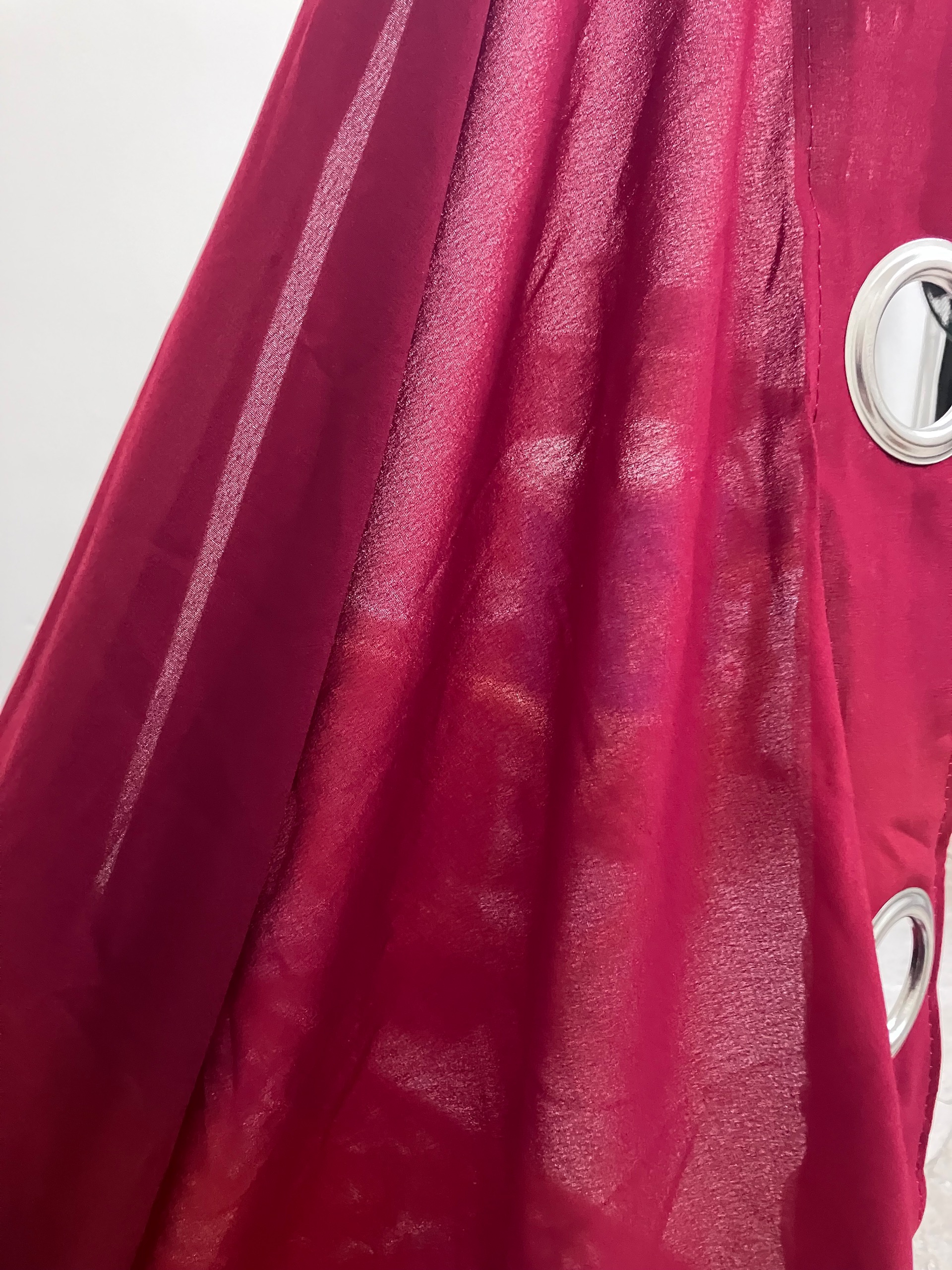 پرده پانچ شده قرمز