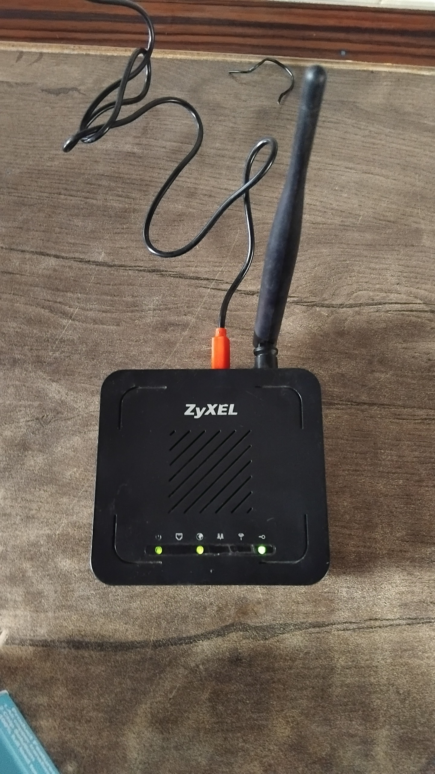 مودم وایفای زاکسل