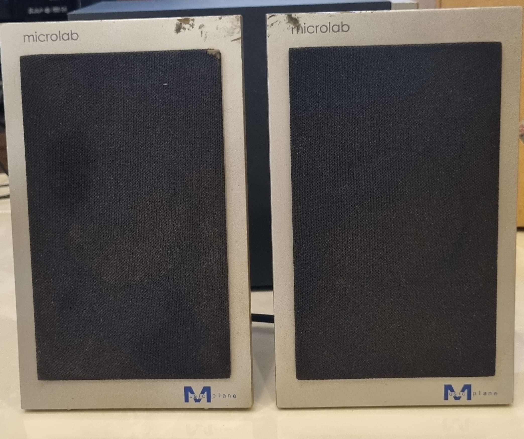 یک جفت اسپیکر و ساب کامپیوتر میکرو لب