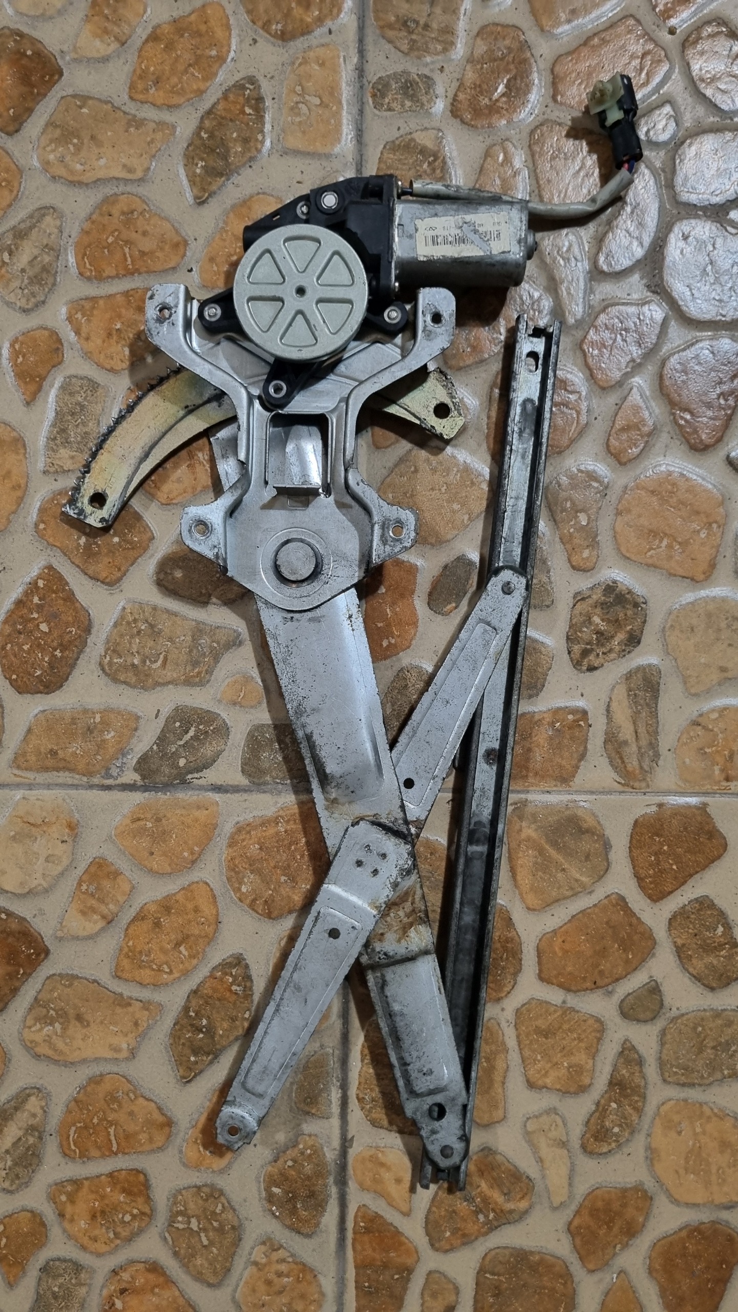 موتور و مکانیزم بالابر شیشه جلو