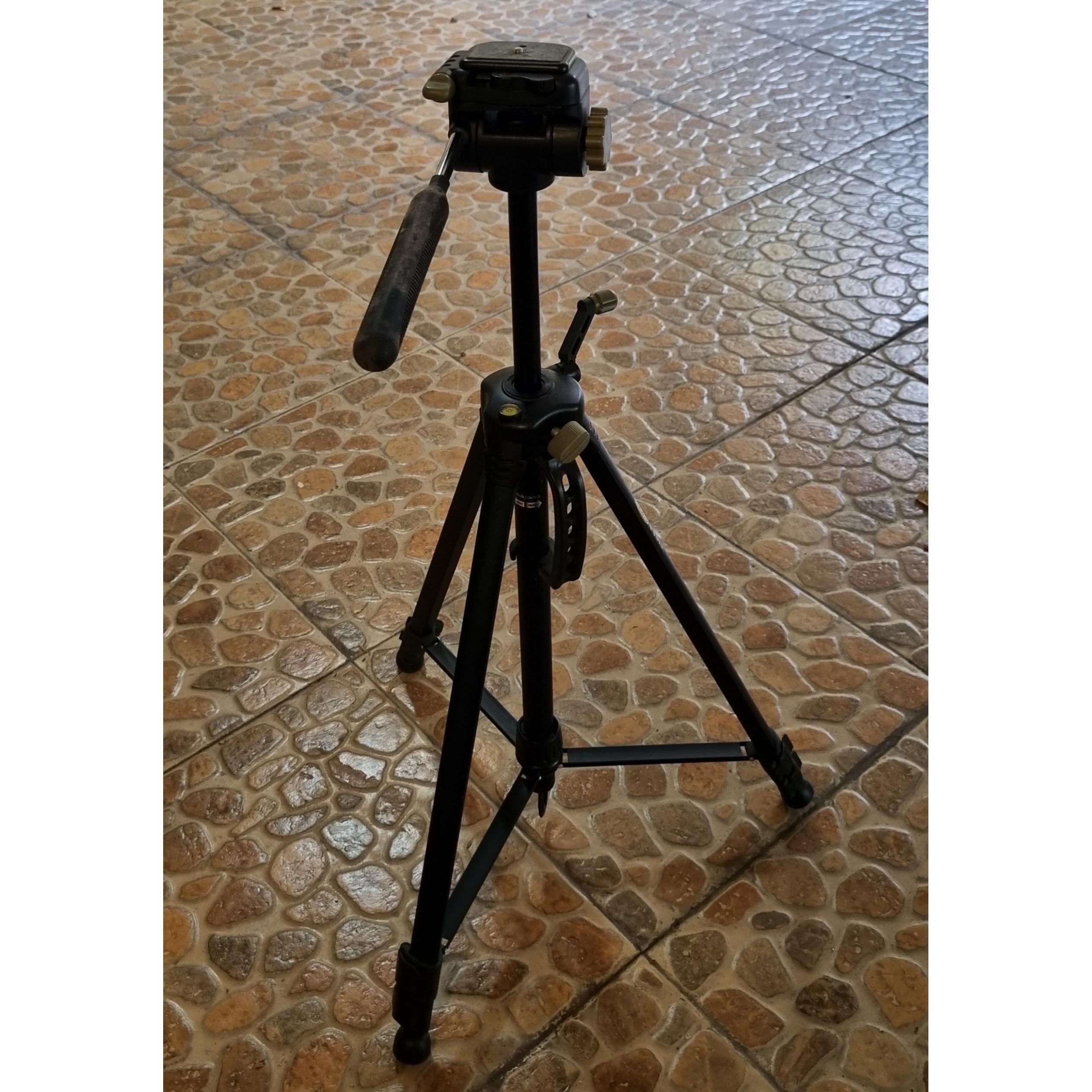 سه پایه دوربین عکاسی و فیلم برداری حرفه ای