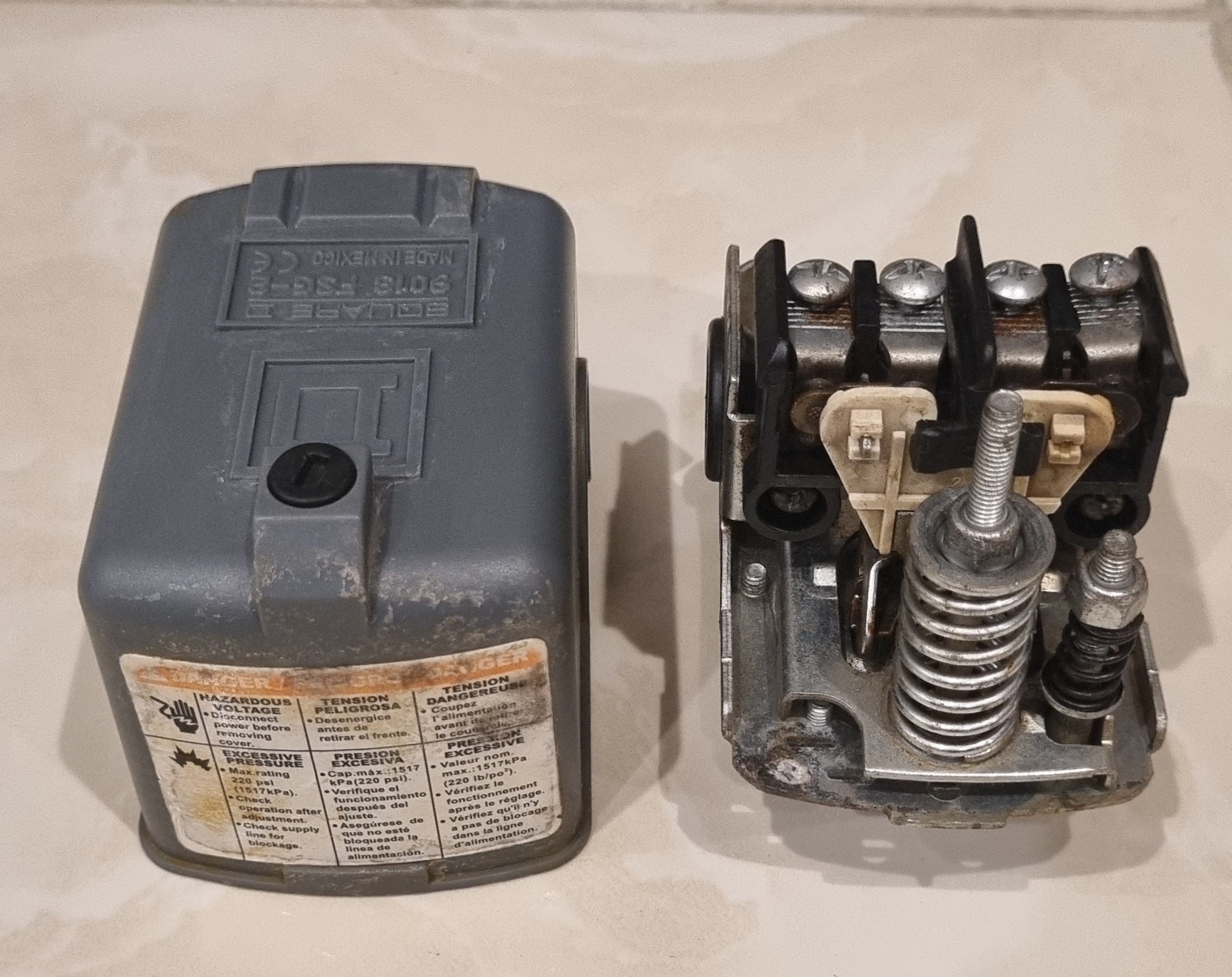 کنتاکتور یا کلید مکانیکی پمپ آب خانگی