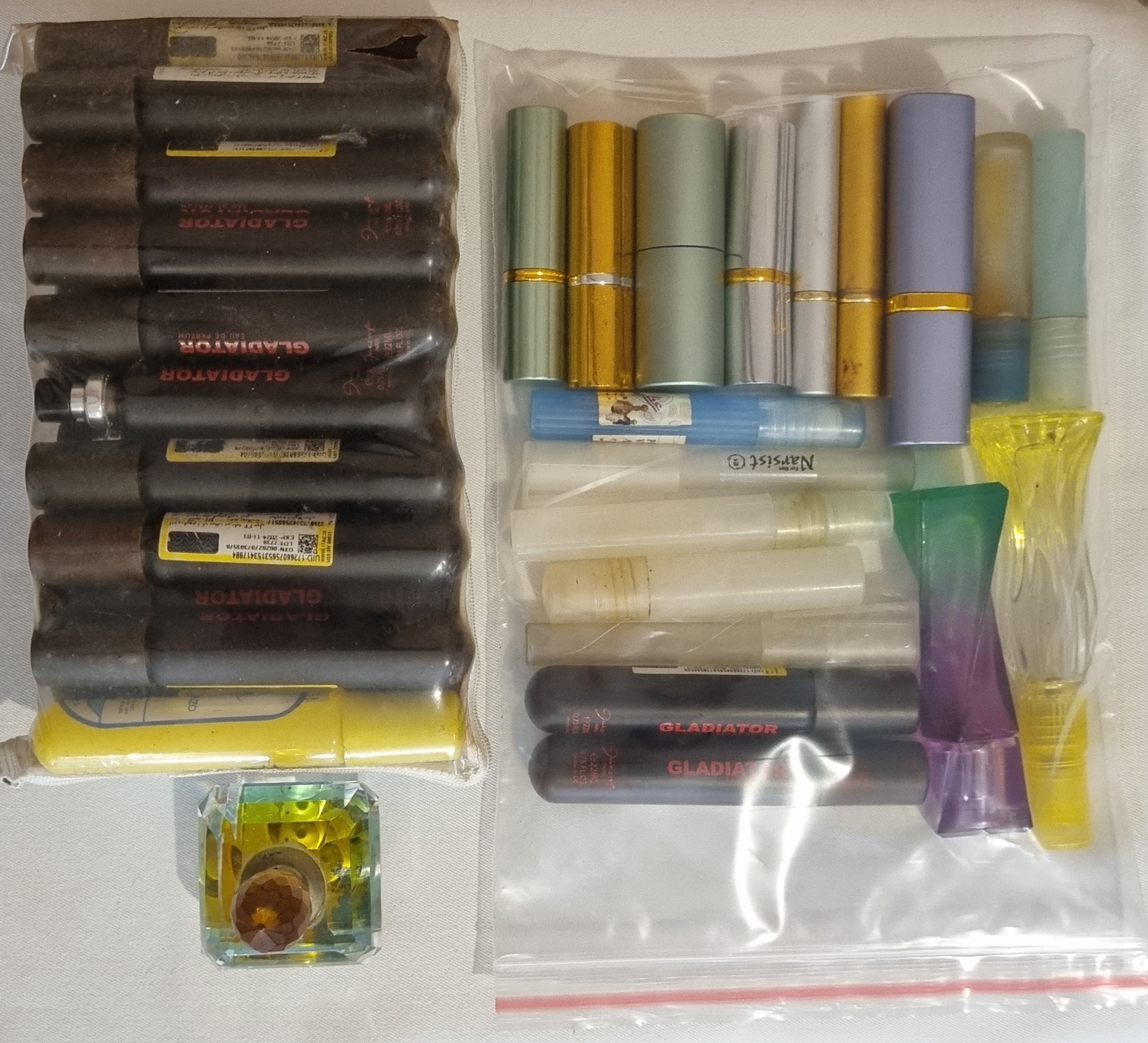 تعدادی شیشه و جای عطر و ادکلن