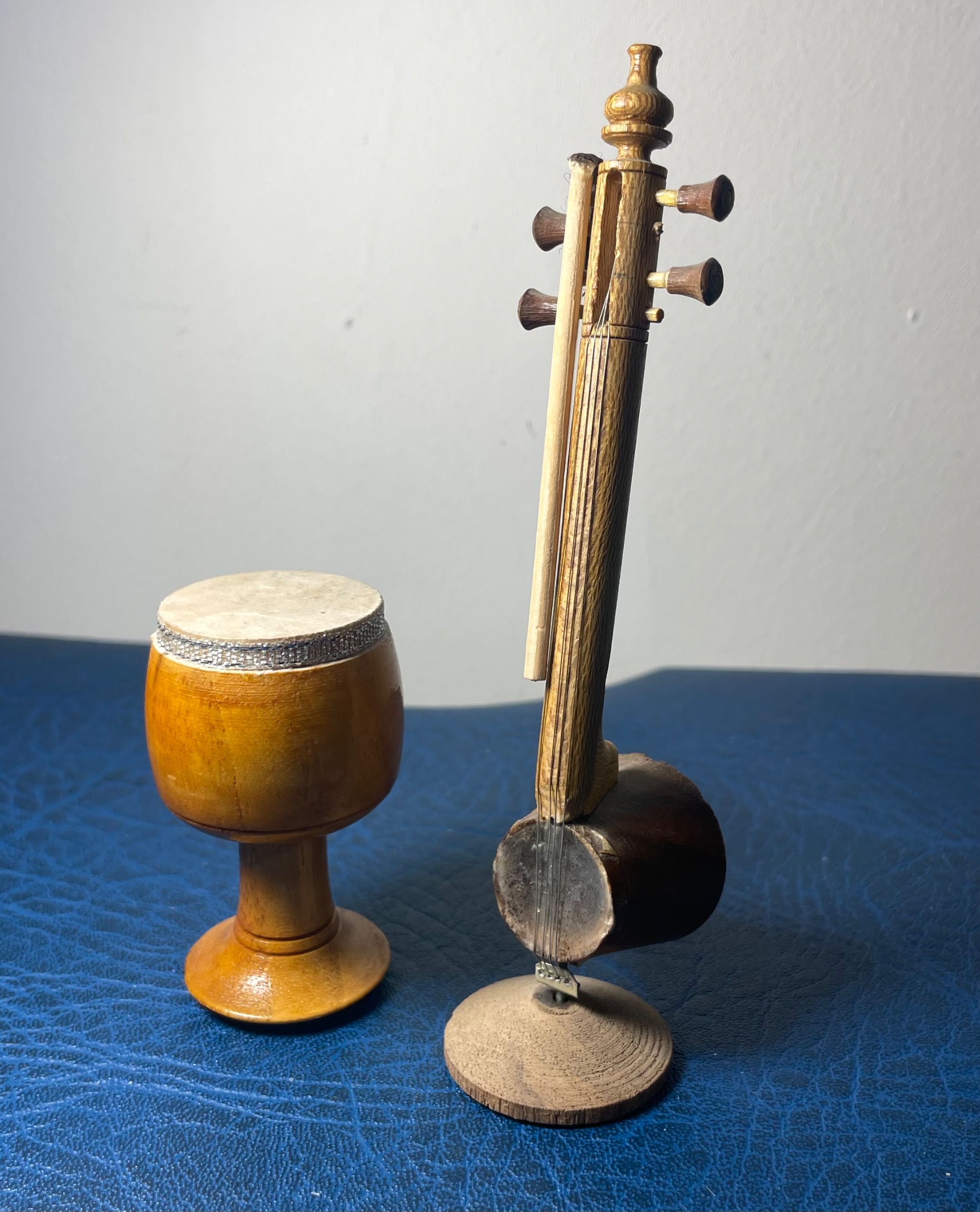 ماکت کمانچه و تنبک دستساز