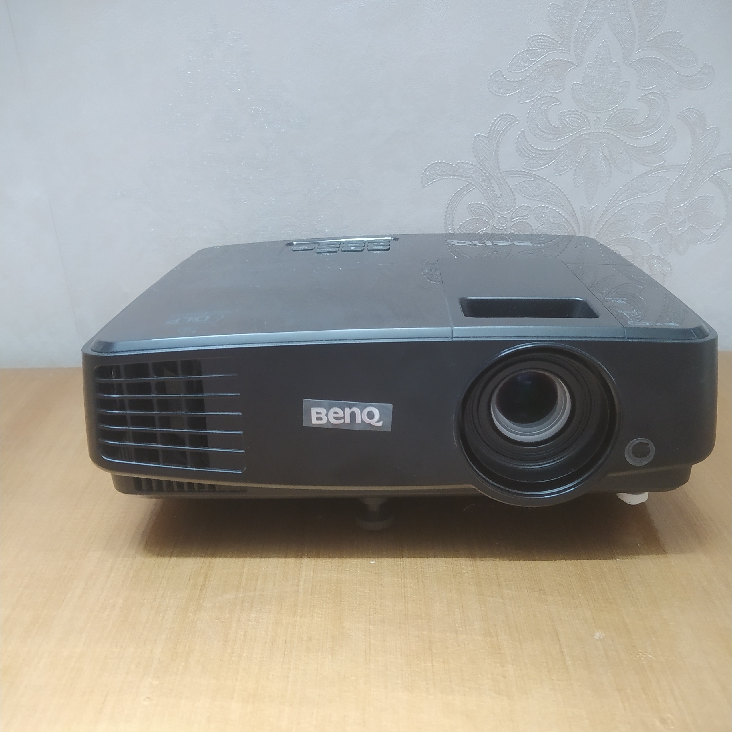 پروژکتور BENQ با لامپ قوی
