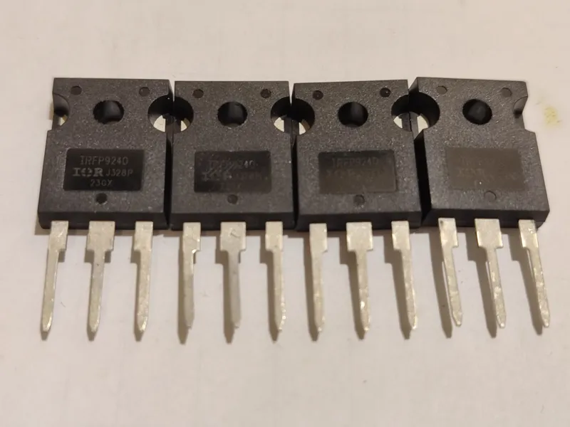 چهار عدد ماسفت irfp9240 های کپی