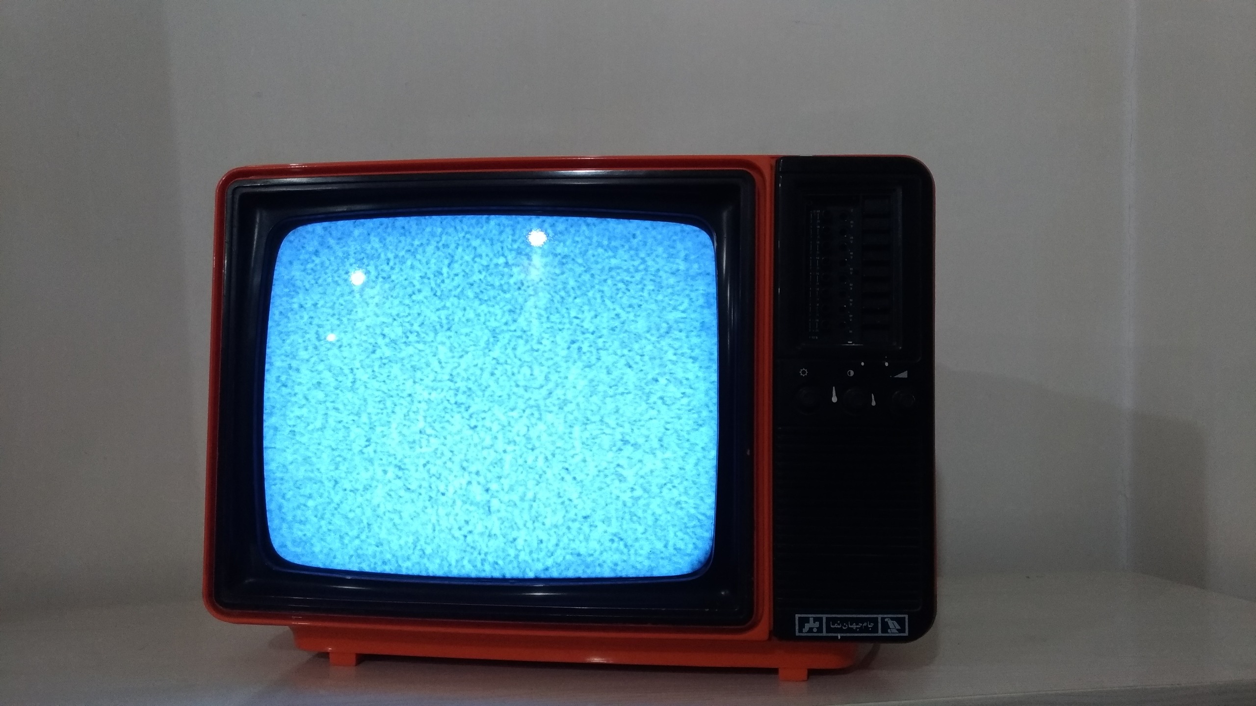 تلویزیون سیاه سفید قدیمی نوستالوژیک سالم