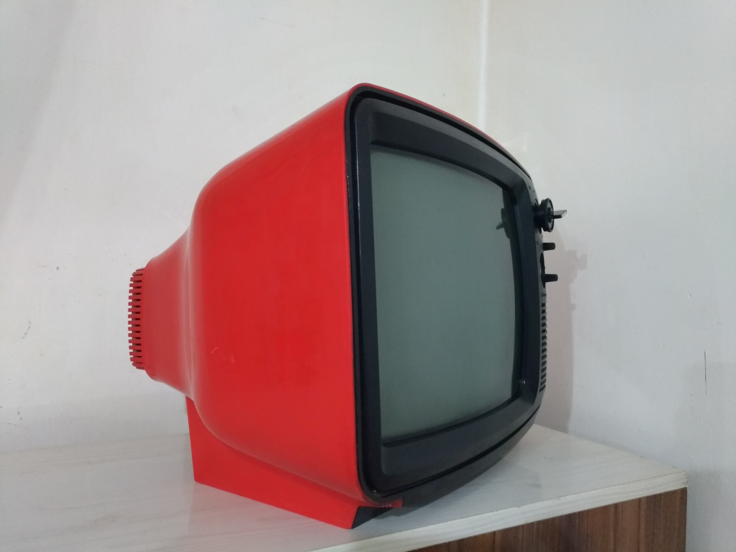 تلویزیون توشیبا پارس قرمز خوش رنگ ودرحدنو