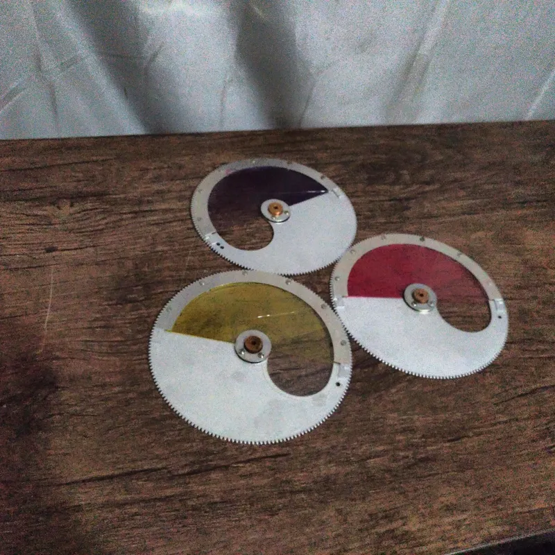 لوازم نورپردازی هست احتمالا توضیحات خوانده شود