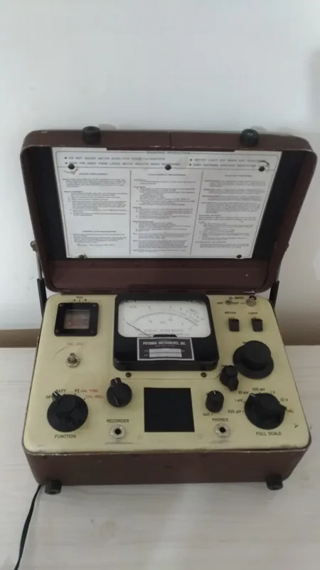 رادیو قدیمی کمیاب تمام فلز(طبق توضیحات)