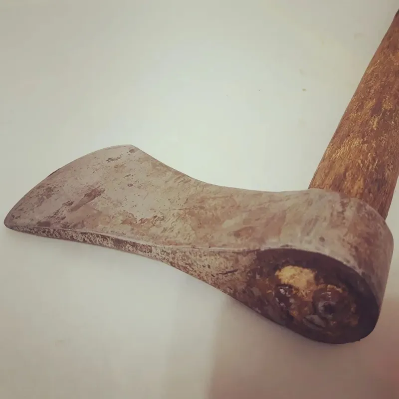 تبر فولادی کهنه