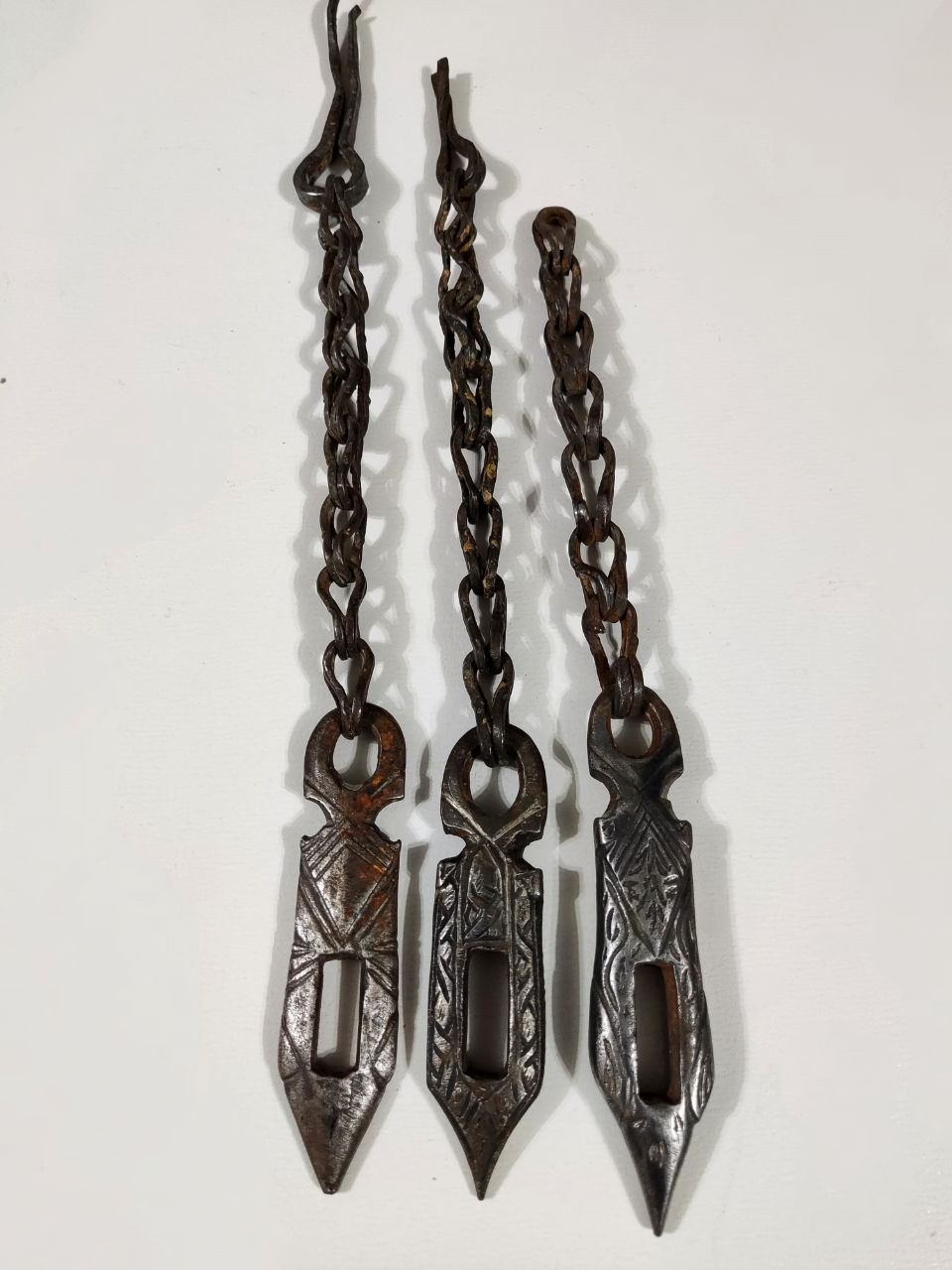 سه عدد چفت قدیمی فولادی قلم دار و زیبا