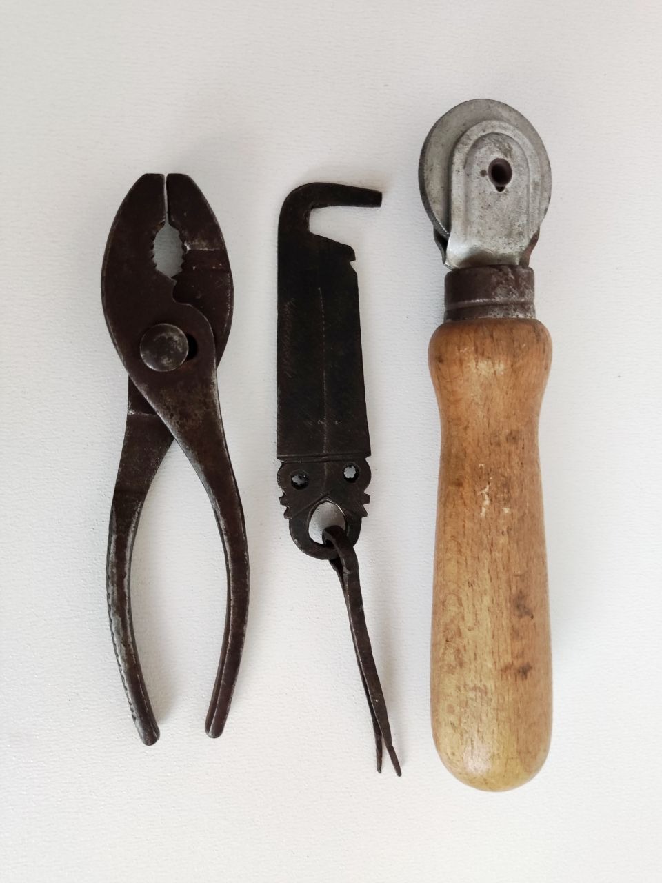 سه عدد ابزار قدیمی خاص