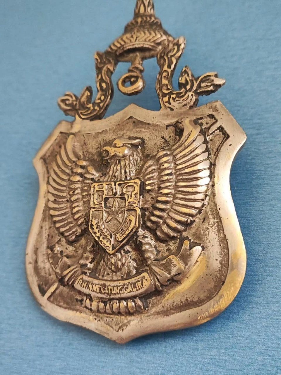 آرم قدیمی برنجی زیبا