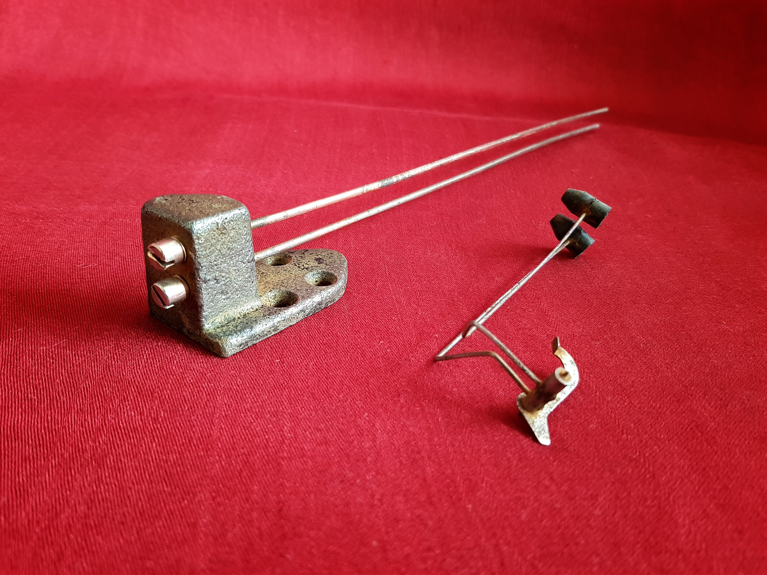 چکش و زنگ ساعت دیواری