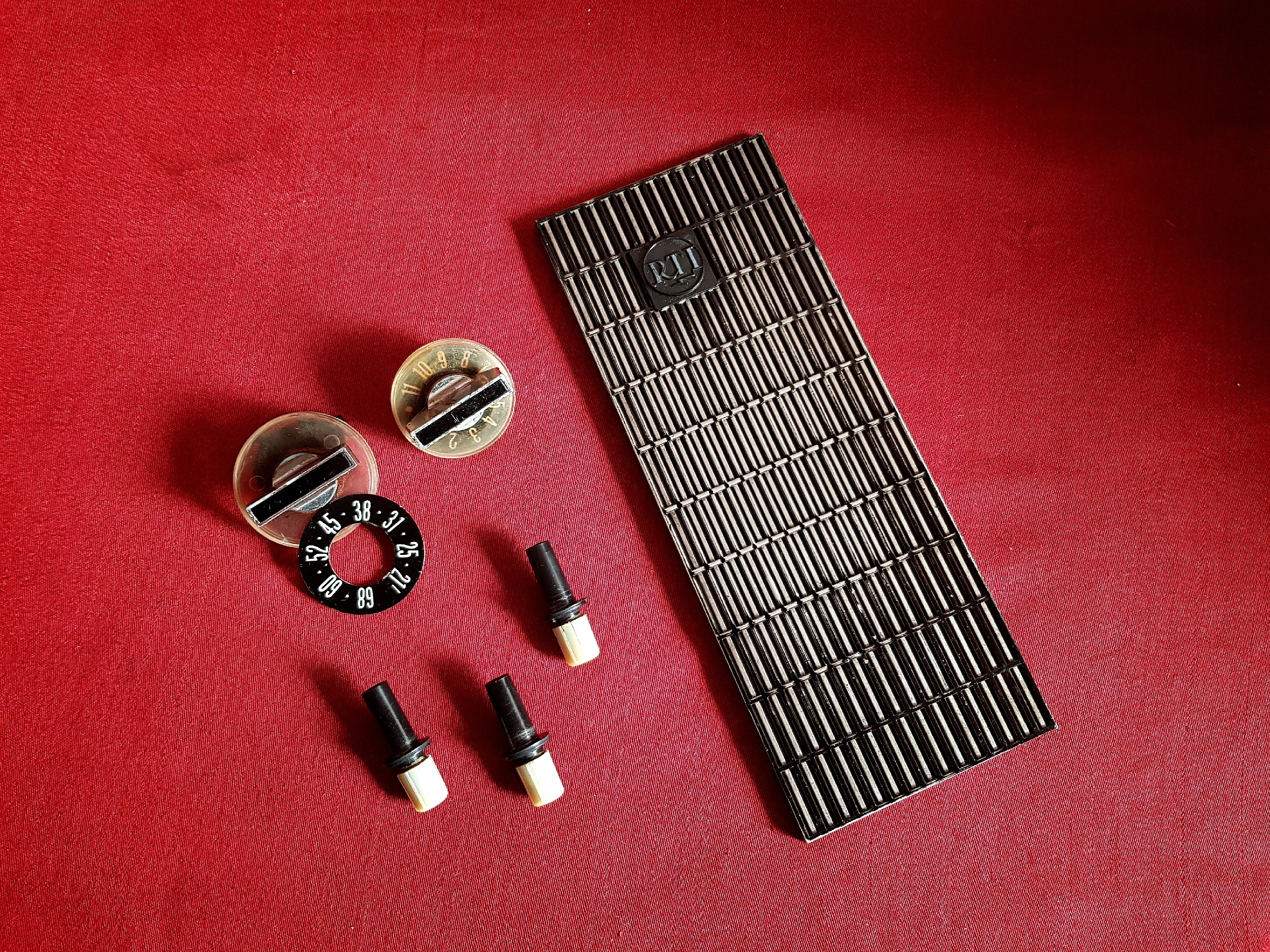 قطعات تلویزیون چوبی قدیمی RTI(آرتی آی)