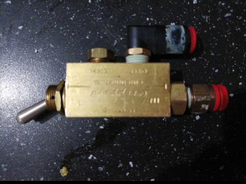شیر نیوماتیک کلیدی (Clippard) اصل آمریکا