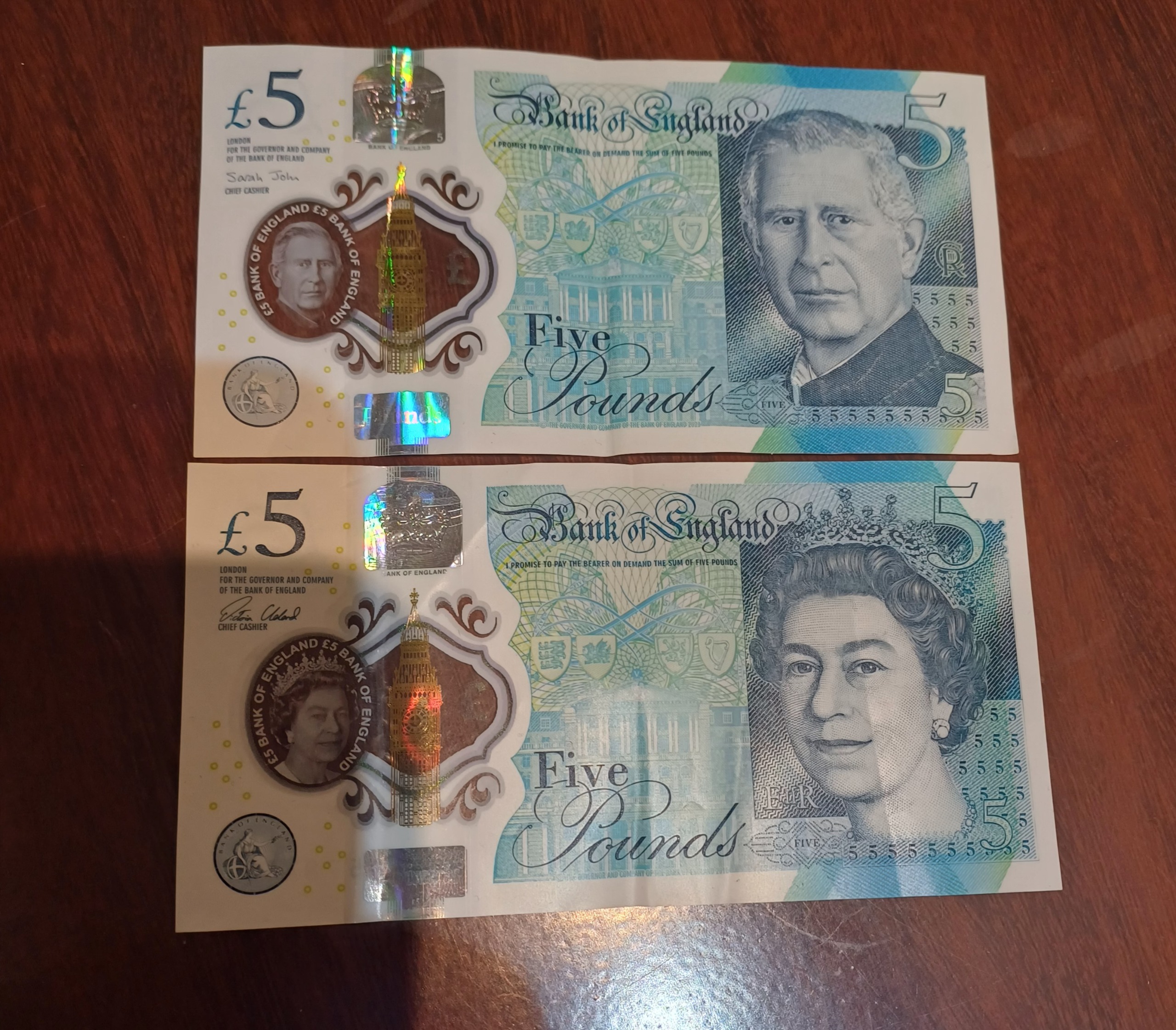 2 اسکناس 5 پوندی ملکه و چارلز
