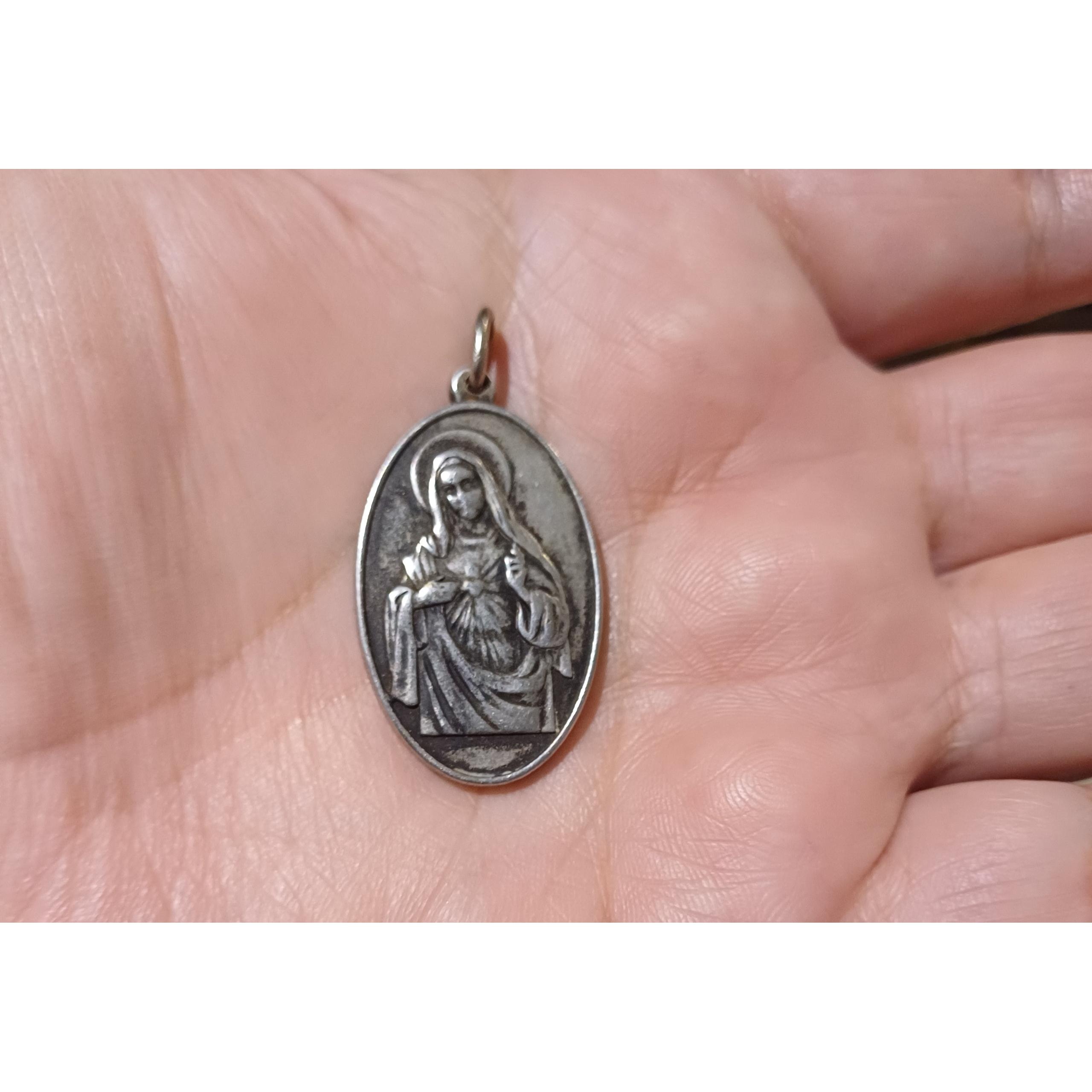 اویز زیبا مقدس نقره نیست استیل فکر میکنم باشه