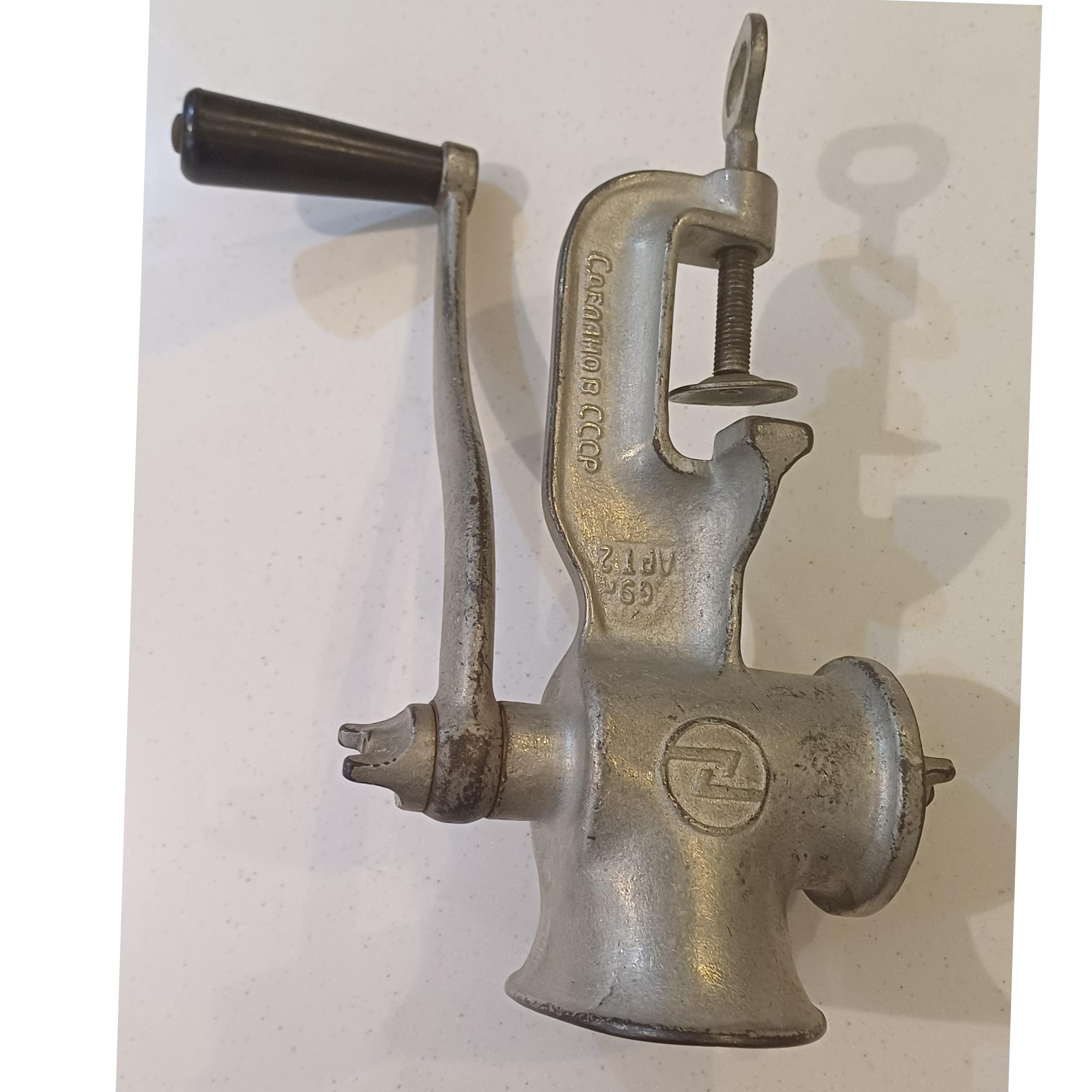 چرخ گوشت دستی قدیمی بسیار سنگین