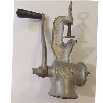 تصویر چرخ گوشت دستی قدیمی بسیار سنگین 