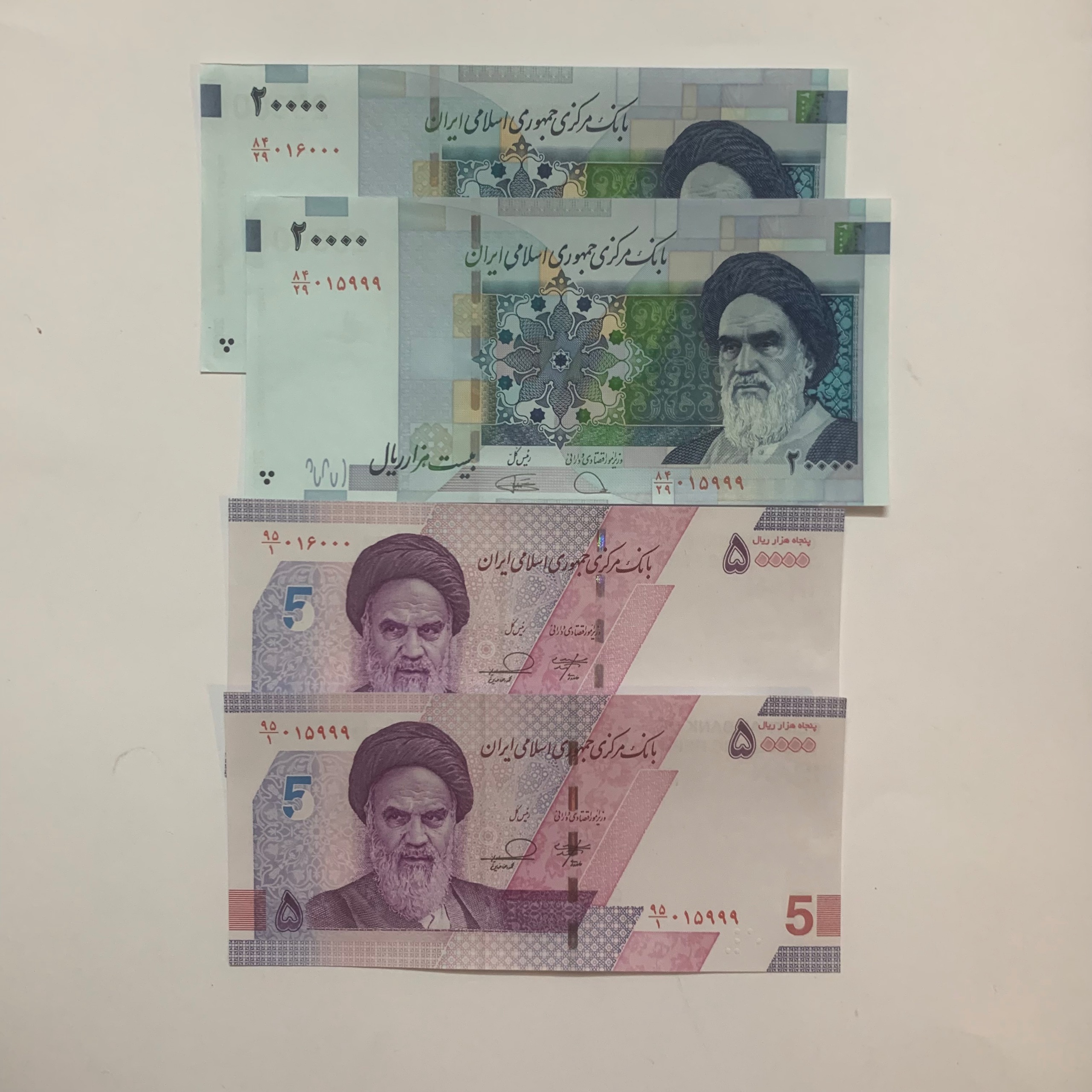 دو جفت اسکناس همشماره