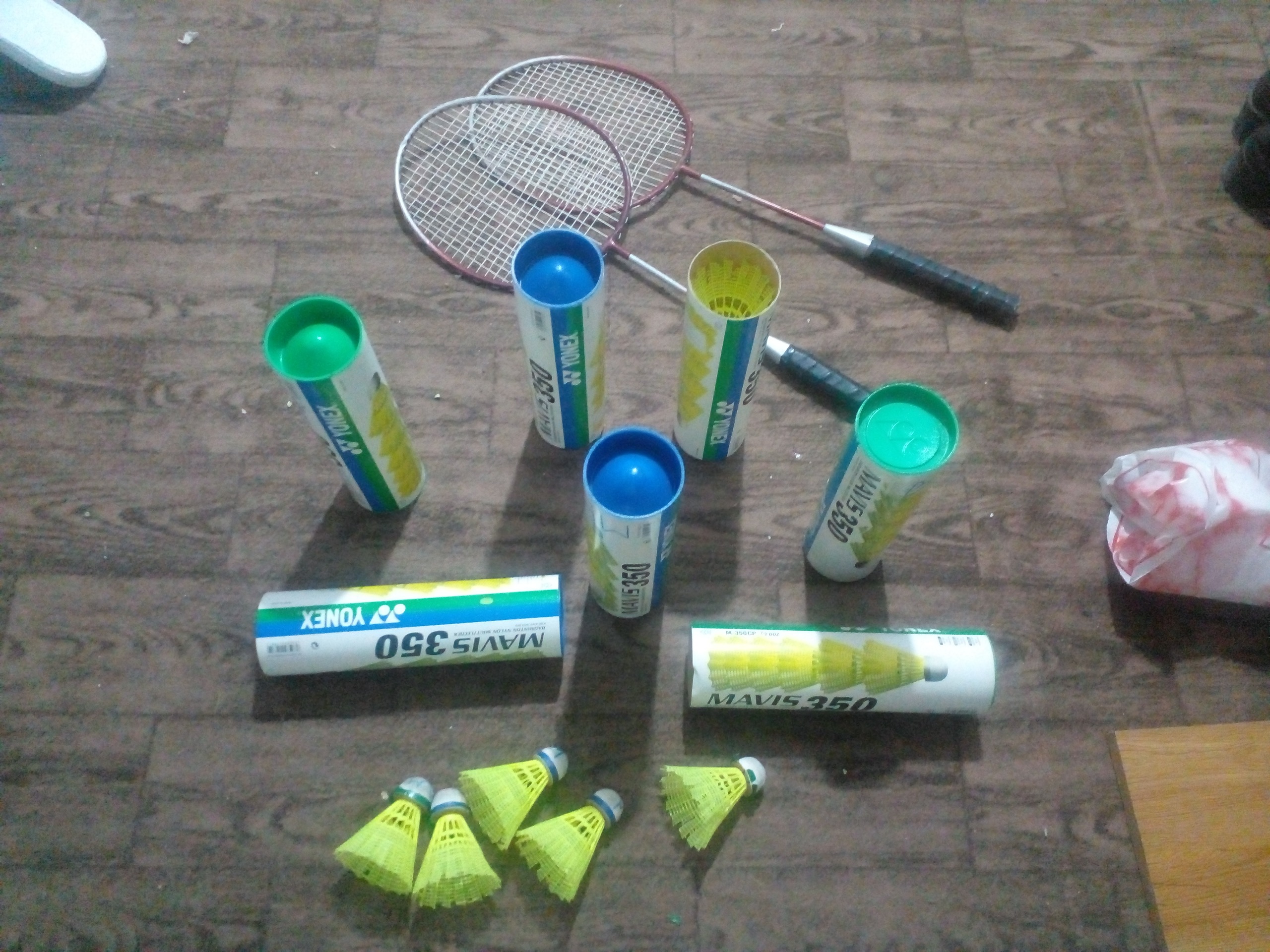 تعدادی توپ و دو راکت بدمینتون ژاپنی