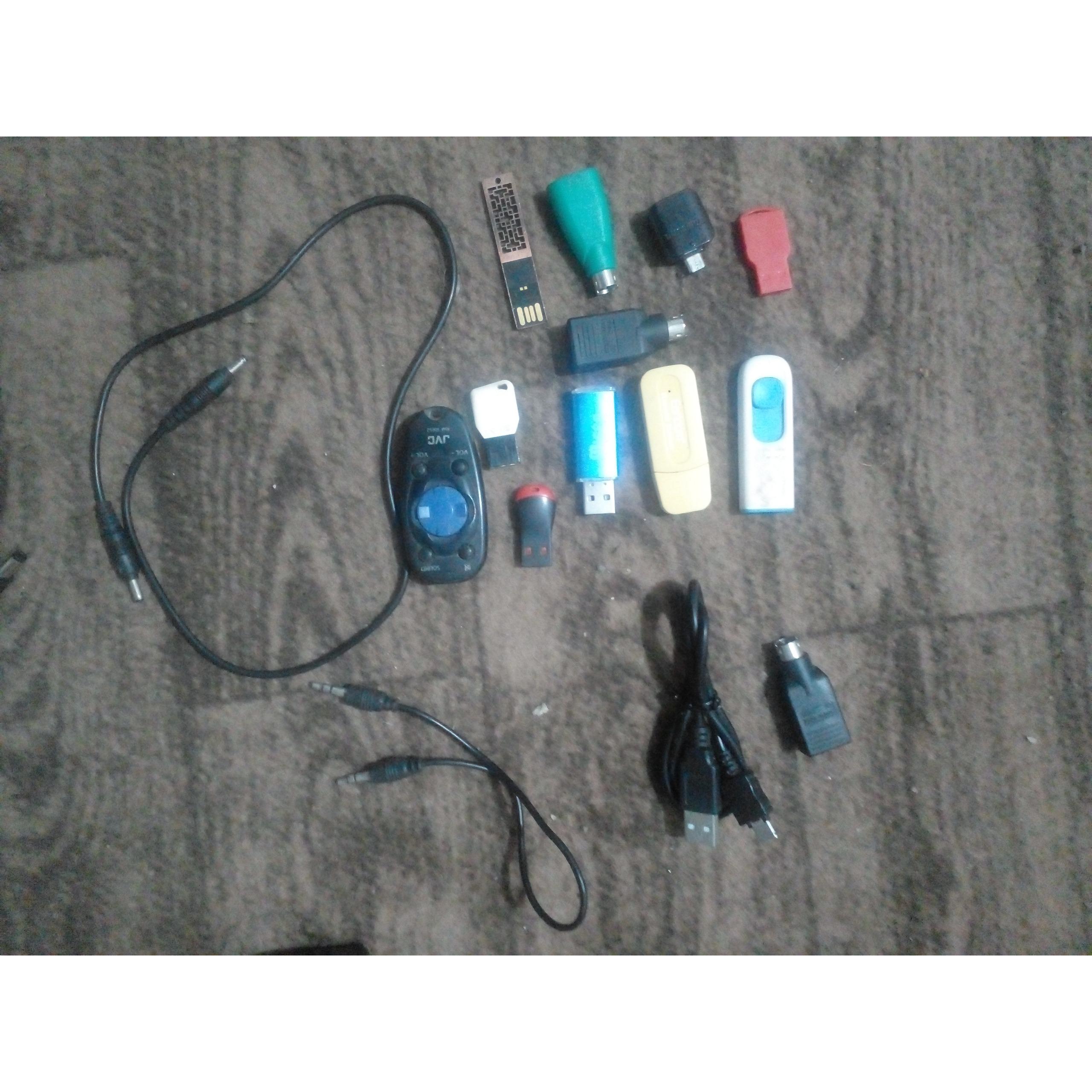 تعدادی فلش مموری خان و کارت شبکه