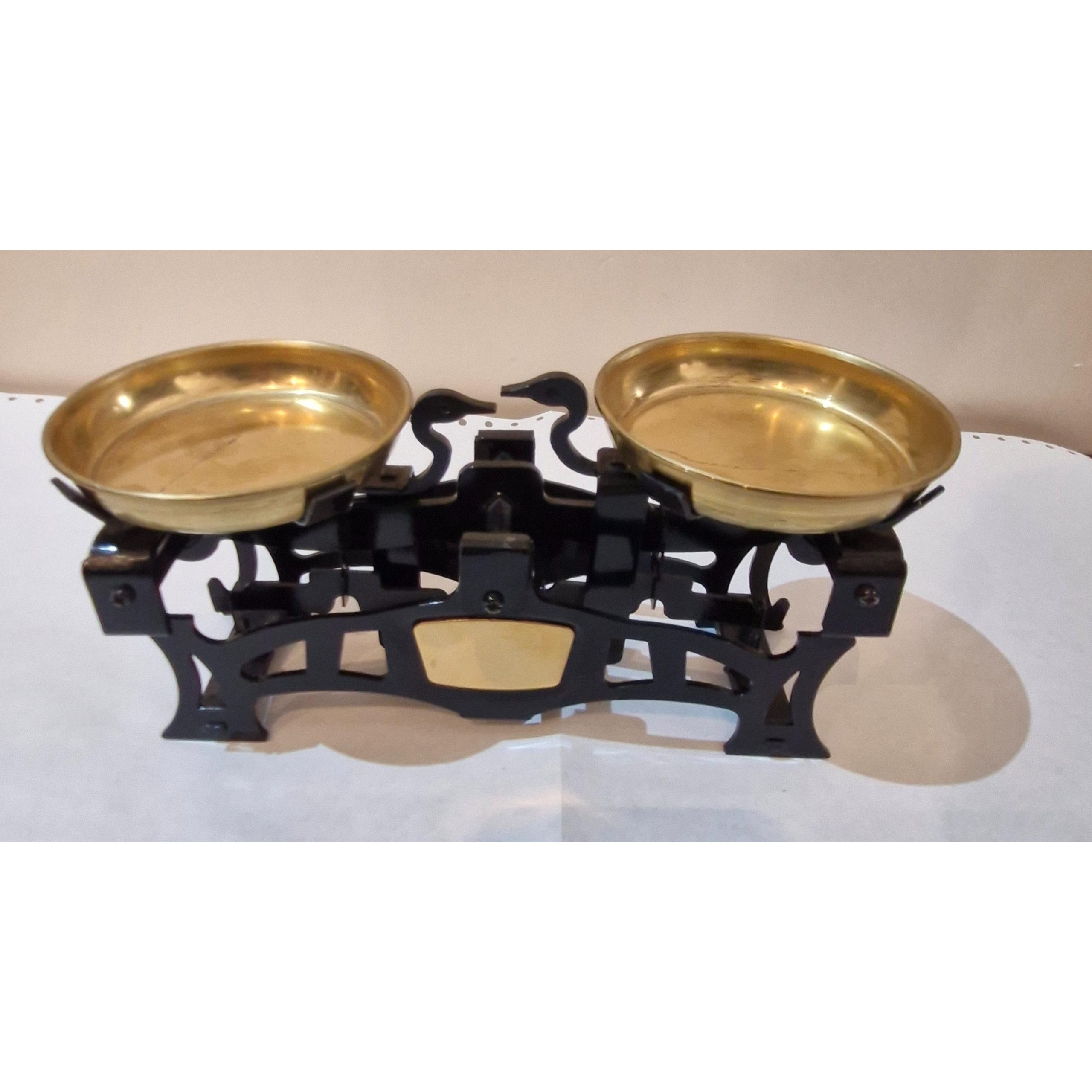 ترازو دو کفه ایی با کفه های برنجی