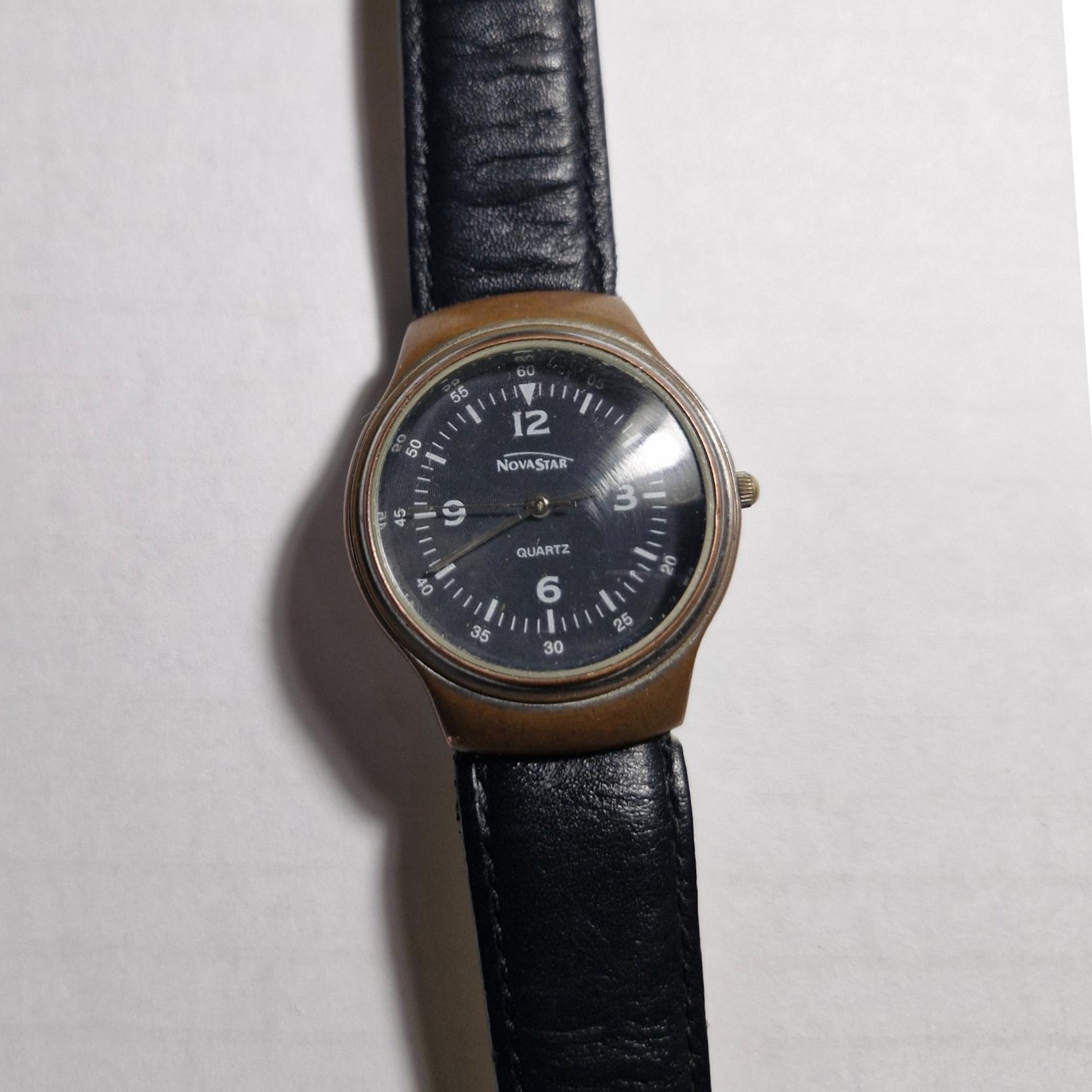 ساعت مچی بند چرمی نوااستار در حال کار