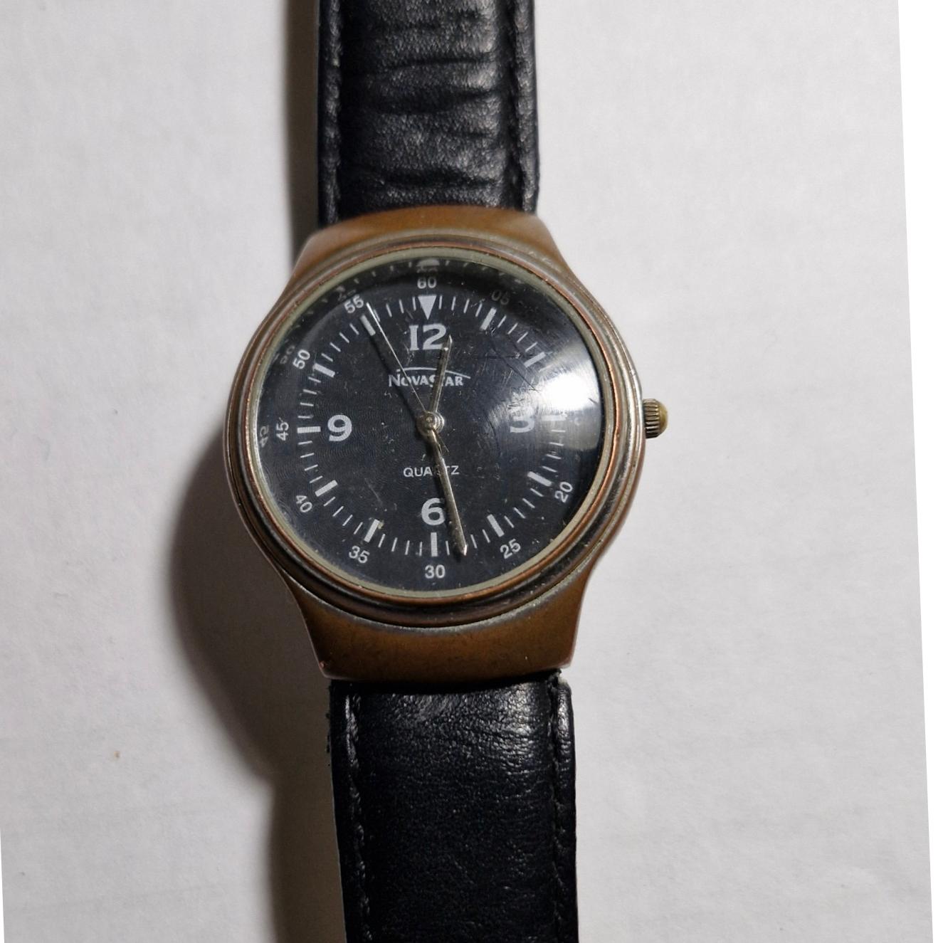 ساعت مچی دست دوم بند چرمی در حال کار