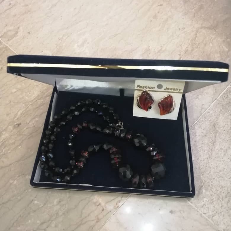 گردنبند و گوشچسب کلکسیونی آمریکایی(توضیحات مهم)