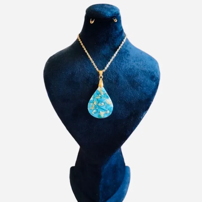 گردنبند سنگ فیروزه همراه با تکه های طلا