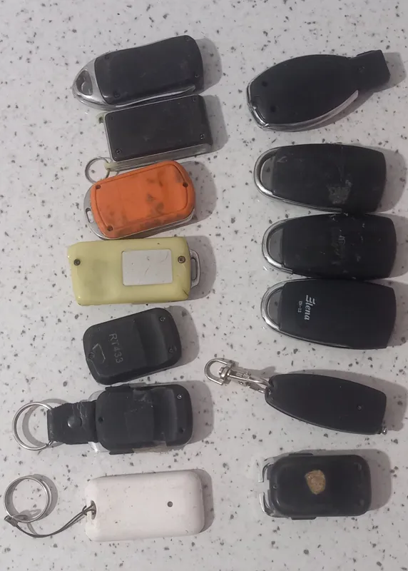 تعدادی ریموت درب و ماشین