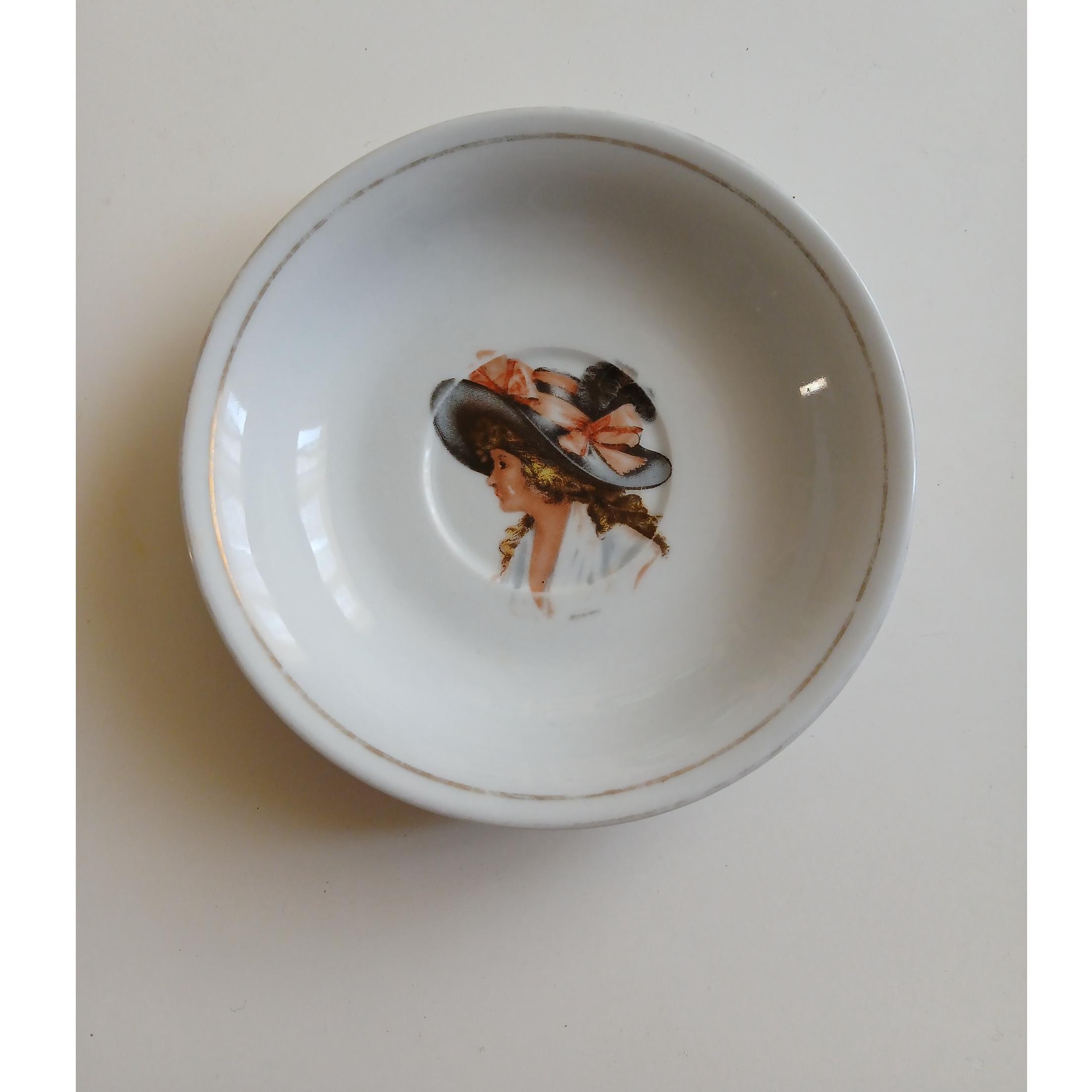 نعلبکی دیوارکوب قدیمی رخ دار