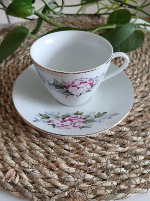 فنجان و نعلبکی قدیمی