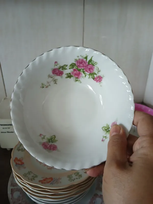 کاسه گل سرخی قدیمی